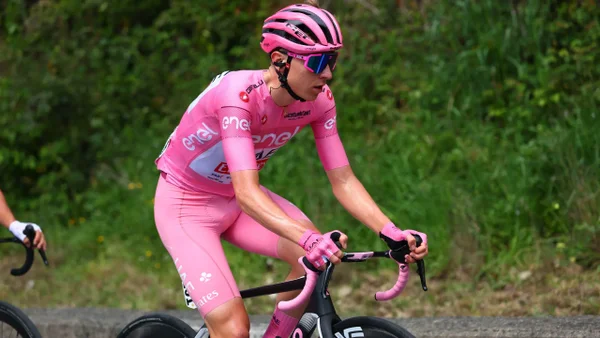 La insólita razón por la que amenazaron a Tadej Pogacar con descalificarlo del Giro de Italia