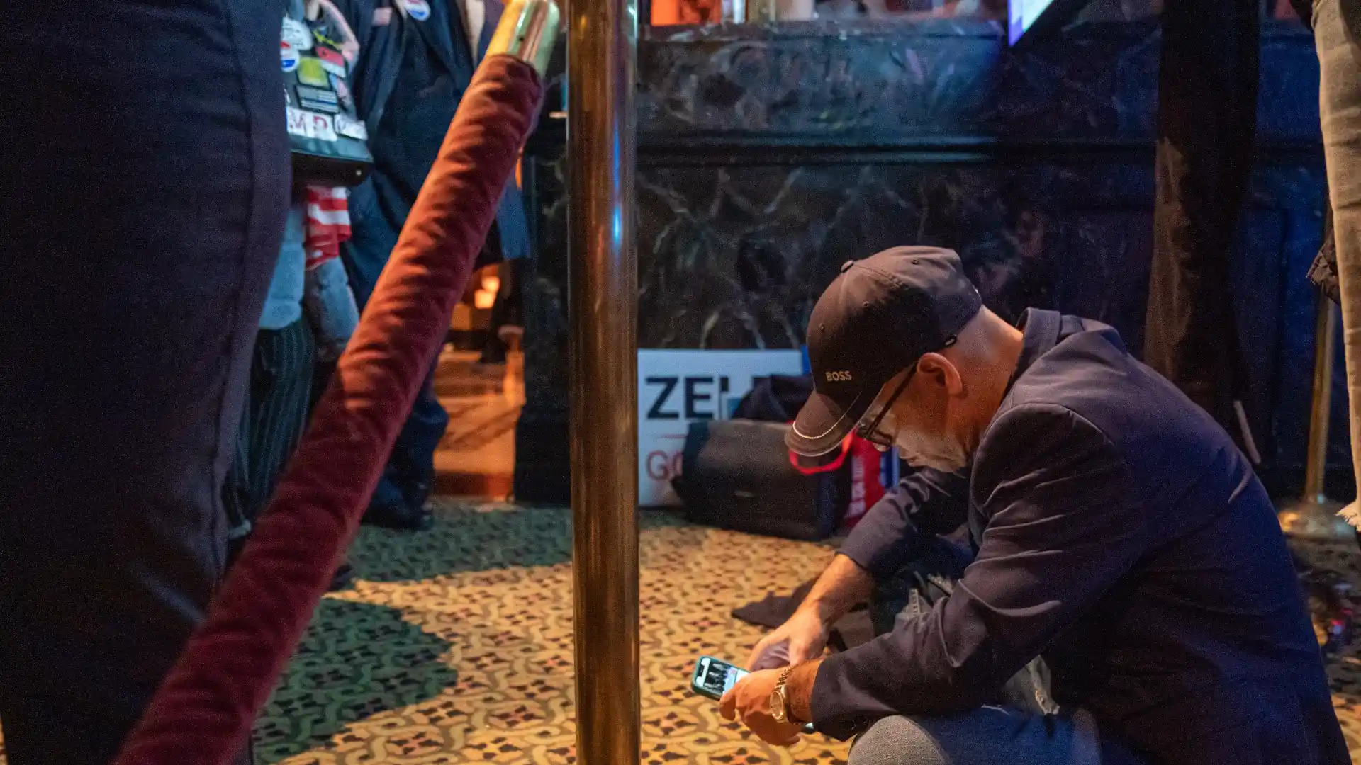 Persona frente a un celular