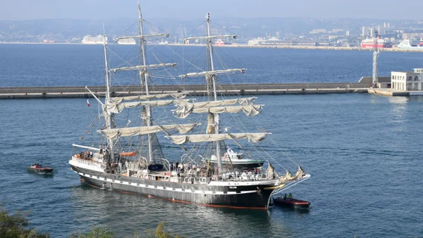 El Buque Escuela Gloria rindió honores al fuego olímpico que llegó a Marsella El Buque Escuela Gloria rindió honores al fuego olímpico que llegó a Marsella