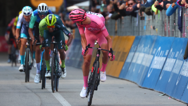 Tadej Pogacar llenó de elogios a Daniel Felipe Martínez: "Hace unos sprints muy buenos"
