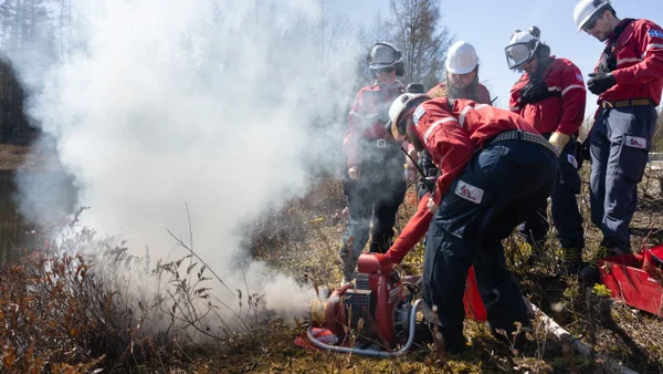 Voraces incendios forestales en Canadá obligan a evacuar a miles de personas
