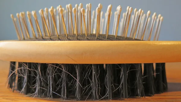 Así es como debe desinfectar su cepillo para el cabello Así es como debe desinfectar su cepillo para el cabello