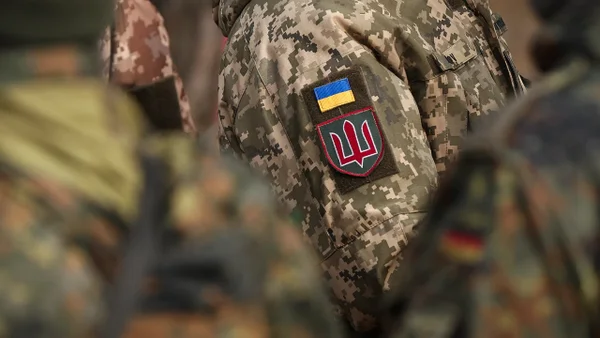 Ucrania reanudará los servicios consulares para hombres en edad de combatir