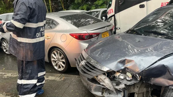 Video del momento exacto del aparatoso accidente de un bus presuntamente sin frenos en El Poblado