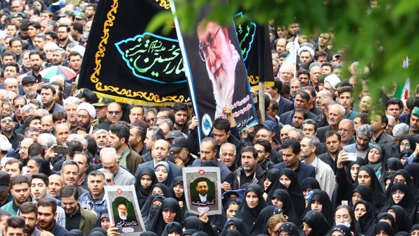 En imágenes: así despide Irán al fallecido presidente Ebrahim Raisi