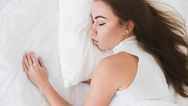 ¿Por qué dormimos con la boca abierta? Expertos revelan las posibles causas y riesgos para la salud