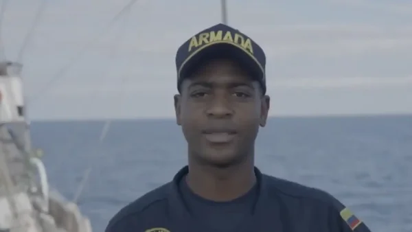 La historia del marinero afro que lleva por el mundo los sabores de Colombia a bordo del Buque Escuela Gloria