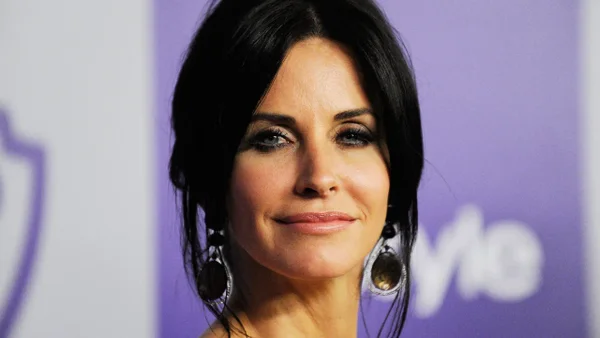 Courtney Cox reveló que Matthew Perry de Friends “la ha visitado mucho” luego de su muerte