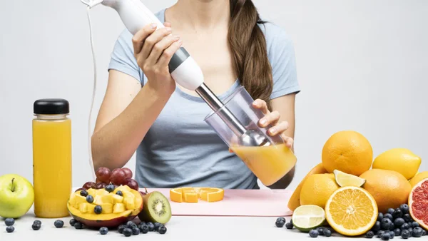 ¿La fruta misteriosa? Investigaciones revelan el alimento que fortalece los huesos y produce colágeno