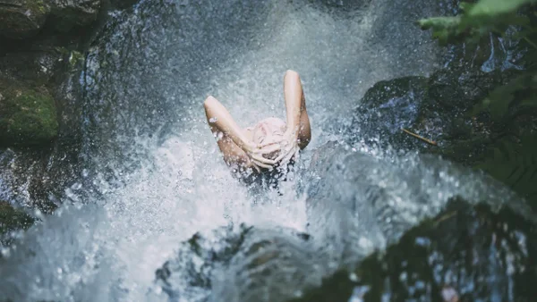 ¿Mito o realidad? ¿Bañarse con agua fría ayuda a bajar de peso?