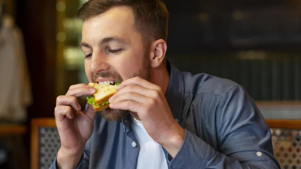 ¿La hora de almuerzo hace parte de la jornada laboral en Colombia? Esto es lo que se sabe
