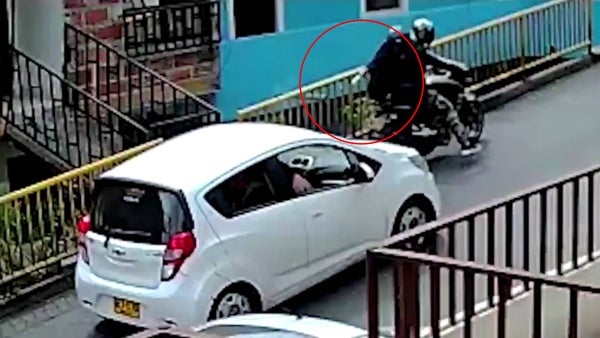 En video: sicarios atacaron carro en el que iban varios menores de edad en Medellín En video: sicarios atacaron carro en el que iban varios menores de edad en Medellín