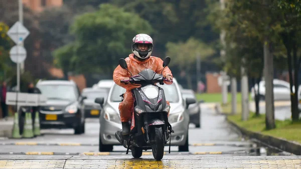 ¿Cuáles son las infracciones de tránsito específicas que se buscan modificar para los motociclistas en Colombia?