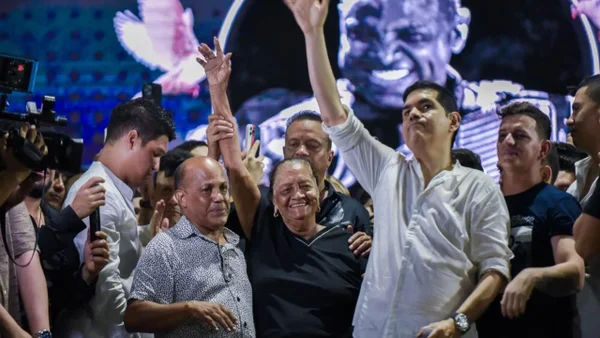 Entre lágrimas y orgullo, madre de Omar Geles despidió a su hijo con ‘Los caminos de la vida': video