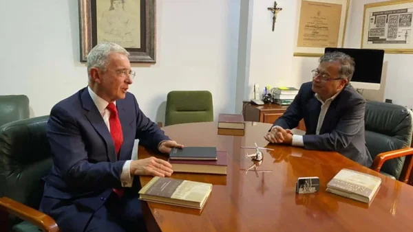 Choque entre Álvaro Uribe y el presidente Petro por crítica situación de orden público Choque entre Álvaro Uribe y el presidente Petro por crítica situación de orden público