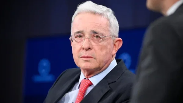 Álvaro Uribe Vélez quedó en libertad tras la emisión de su boleta de excarcelación