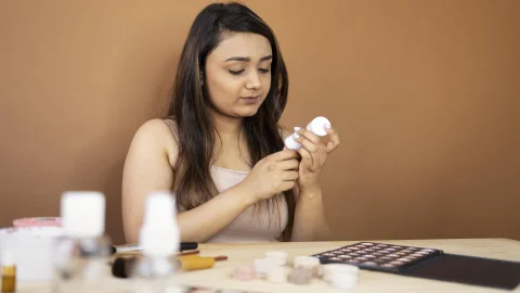 Trucos para eliminar maquillaje de la ropa.