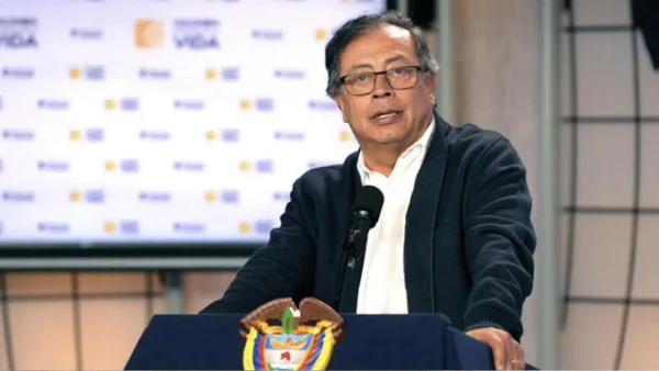 Gustavo Petro hace un llamado a la banca para reactivar la economía