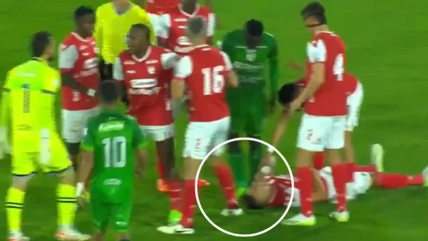 Así fue la patada en la cabeza de Kevin Viveros a jugador de Santa Fe tras su expulsión: mire el video