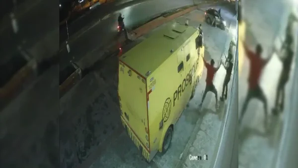 Falso policía ayudó a robar un cajero que estaba siendo abastecido por un carro de valores Falso policía ayudó a robar un cajero que estaba siendo abastecido por un carro de valores