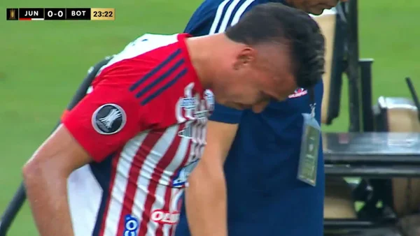 Víctor Cantillo prende las alarmas en Junior: vea cómo salió en medio del llanto ante Botafogo