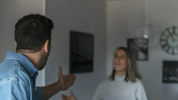 ¿Por qué algunas personas eligen parejas que las hacen sufrir? Conozca las razones psicológicas