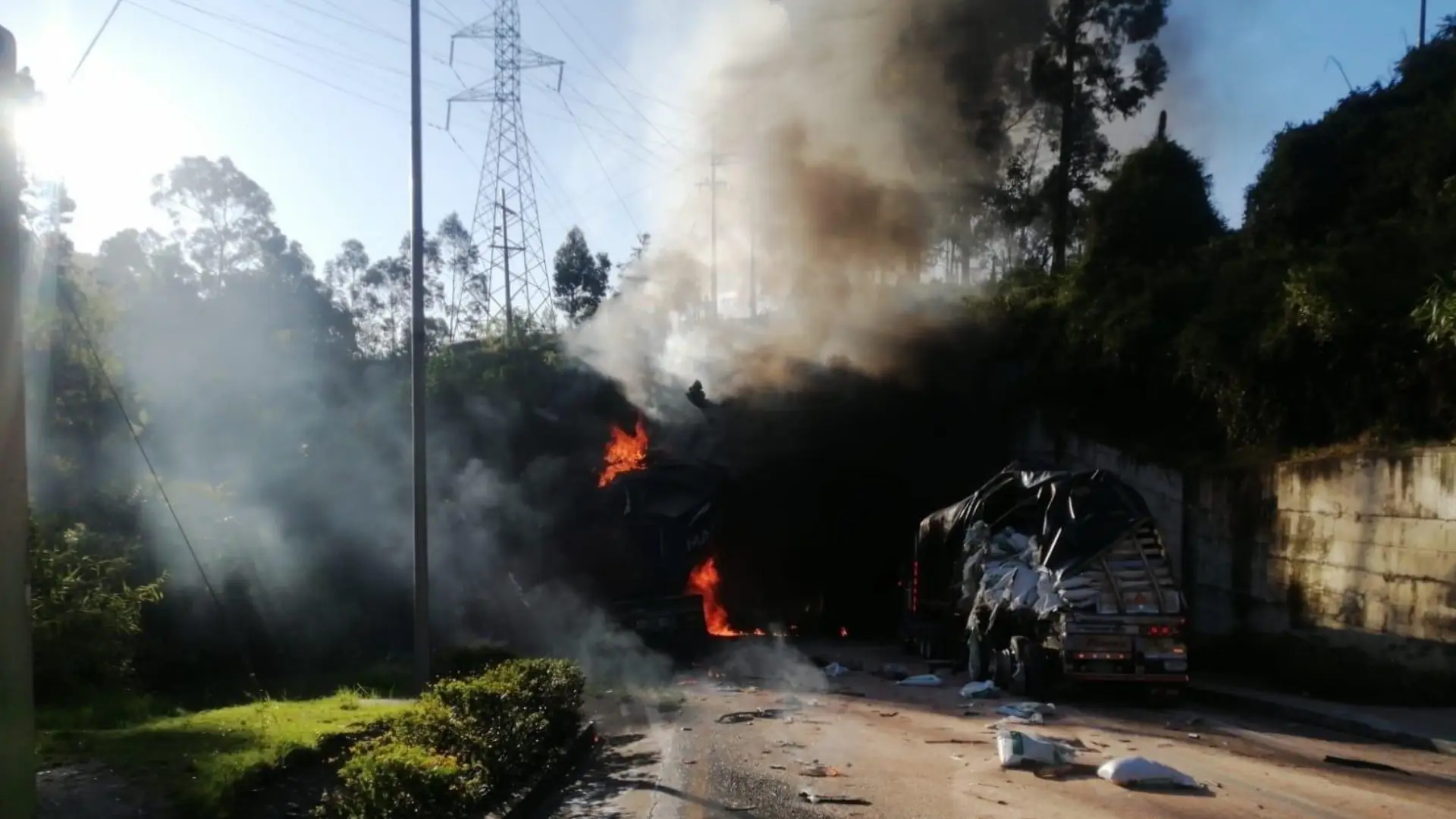Grave accidente de una tractomula sin frenos en el túnel de La Línea dejó un fallecido