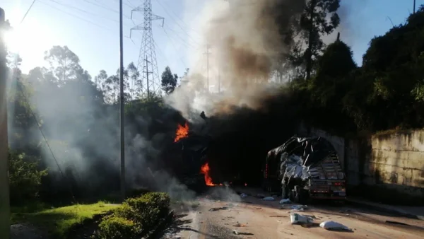 Grave accidente de una tractomula sin frenos en el túnel de La Línea dejó dos fallecidos Grave accidente de una tractomula sin frenos en el túnel de La Línea dejó dos fallecidos