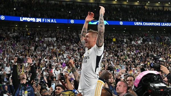 Toni Kroos en hombros: la emocionante salida del alemán tras ganar la Champions con el Real Madrid