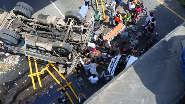 Video: camión de basura cayó desde un puente en la vía entre Cali y Palmira, Valle del Cauca
