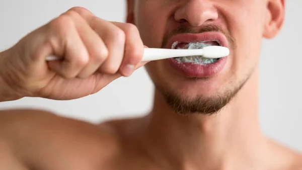 ¿Qué sucede si no te cepillas los dientes en la noche? Descubre las consecuencias