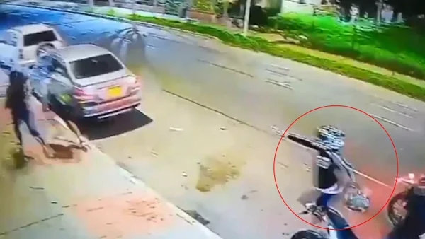 En video quedó grabado el robo de una motocicleta a una pareja en Kennedy: hurtan tres al día En video quedó grabado el robo de una motocicleta a una pareja en Kennedy: hurtan tres al día