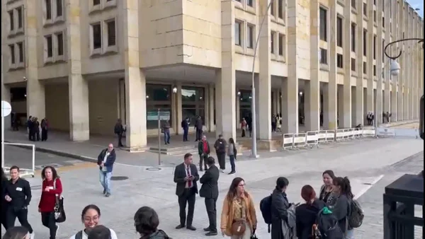 En video: ¡Evacuaron edificio nuevo del Congreso por incendio en una oficina!