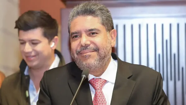 Tantas vueltas para volver al inicio: Carlos Hernán Rodríguez será contralor nuevamente Tantas vueltas para volver al inicio: Carlos Hernán Rodríguez será contralor nuevamente