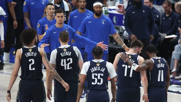 Dallas revivió en las finales de la NBA tras vapulear a los Celtics en el cuarto juego Dallas revivió en las finales de la NBA tras vapulear a los Celtics en el cuarto juego