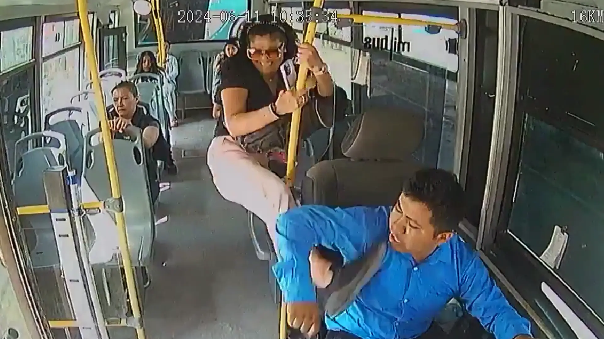 Mujer pateó a conductor en Puebla, México.