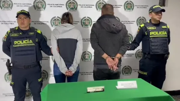 Capturadas en flagrancia dos personas que clonaban tarjetas bancarias en un cajero de Bogotá Capturadas en flagrancia dos personas que clonaban tarjetas bancarias en un cajero de Bogotá