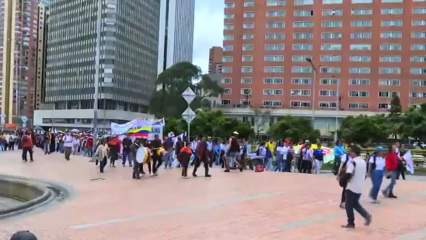 Movilización de maestros contra reforma a la educación genera caos vehicular en Bogotá