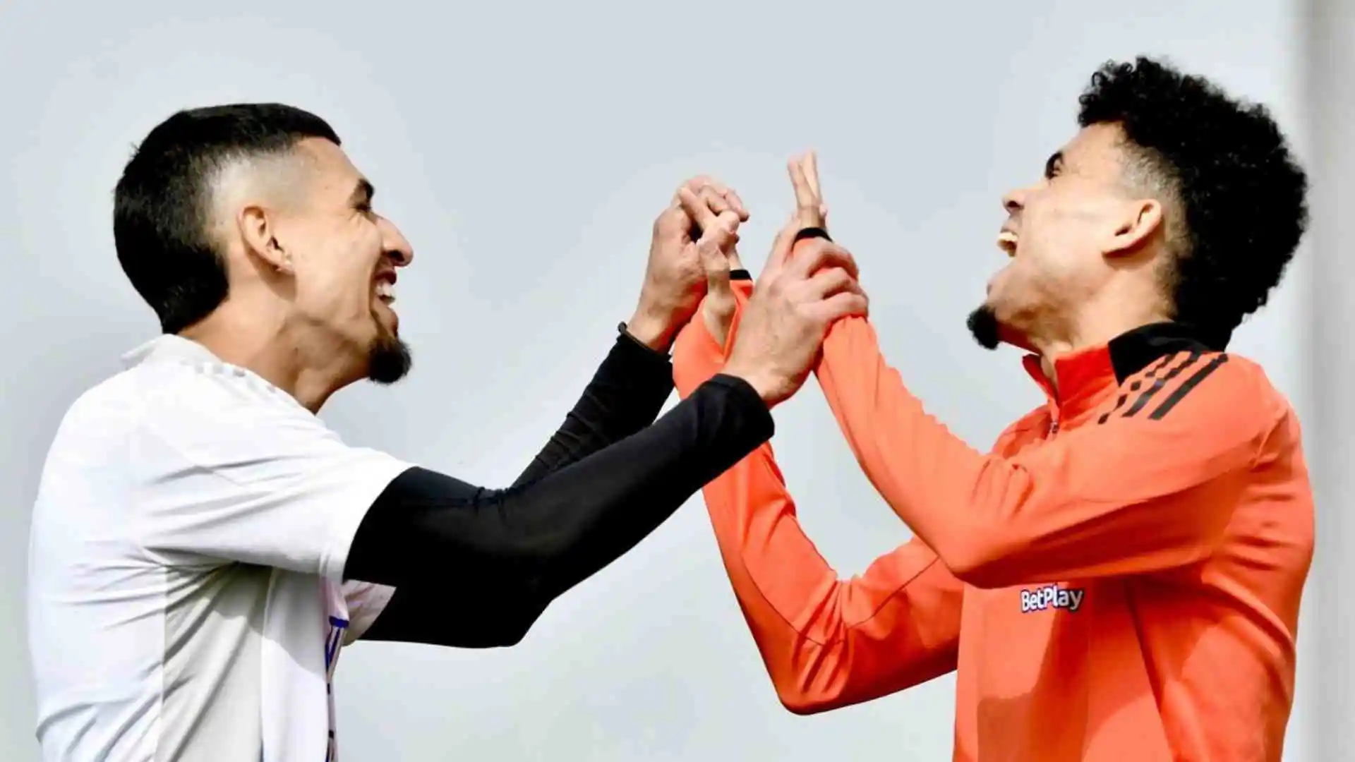 Felicitaciones a Daniel Muñoz tras la tarjeta roja contra Bolivia