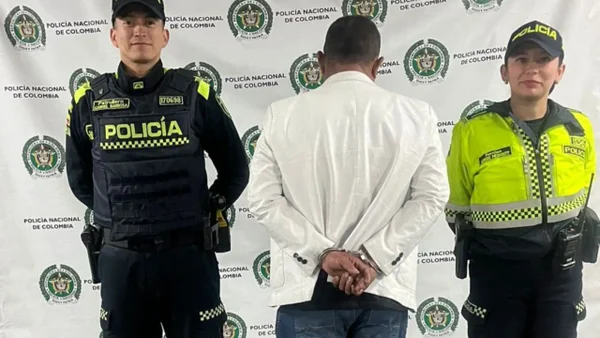 Capturan a hombre que habría intentado asfixiar a su pareja dentro de un carro en Bogotá