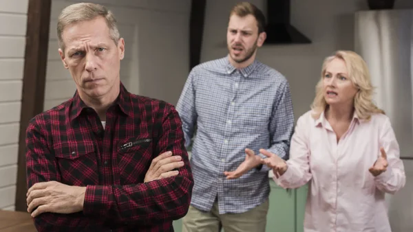 ¿Hijos en casa después de los 30? Los impactos sorprendentes en la salud de los padres colombianos