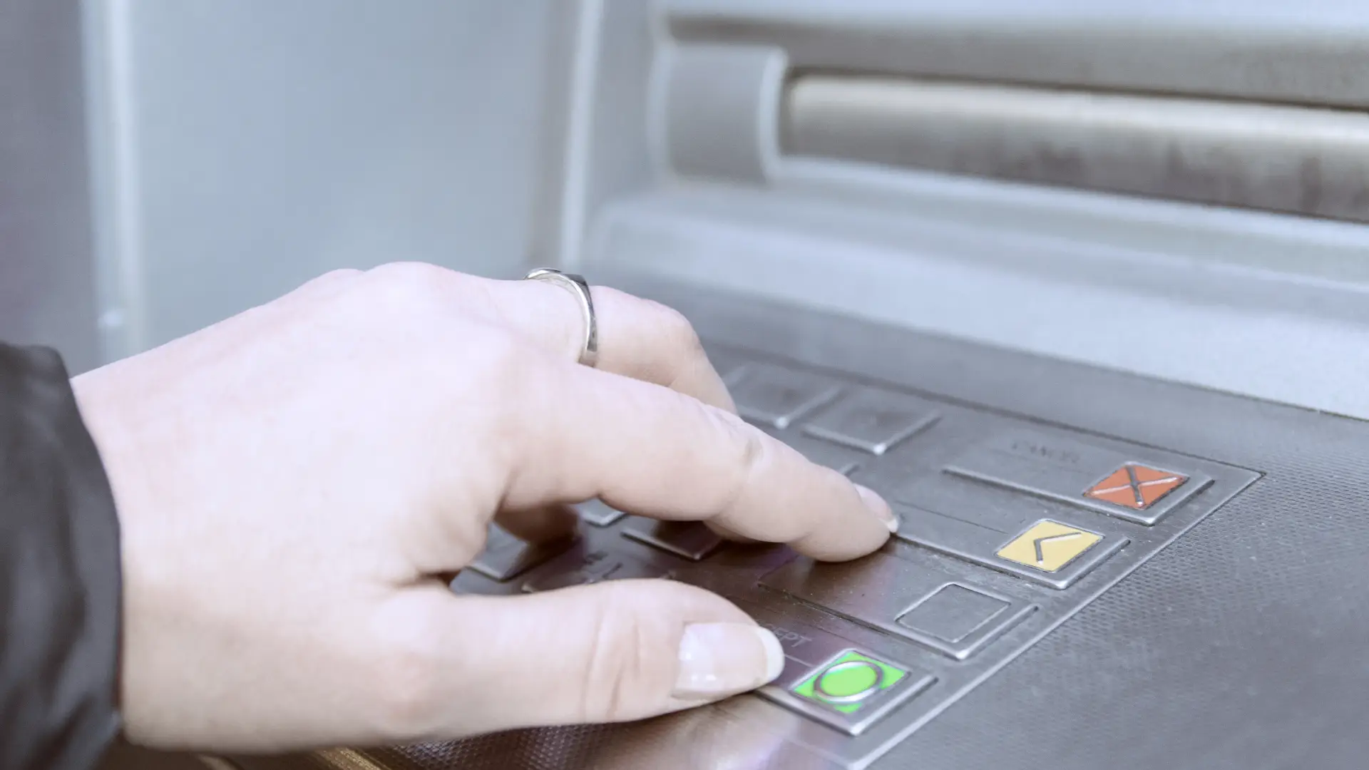 Hombre quería robar con huellas falsas.