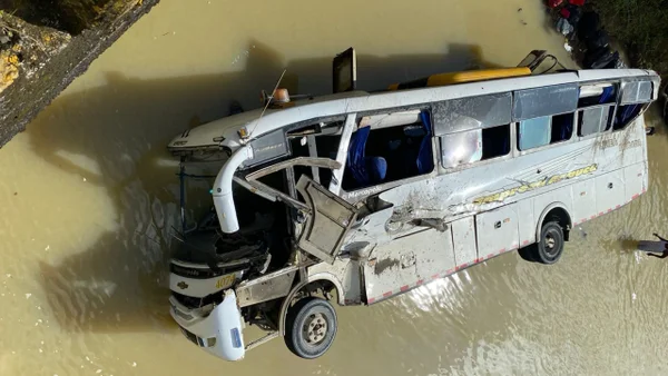 Bus de pasajeros cayó por un puente en Chocó: el hecho quedó en video