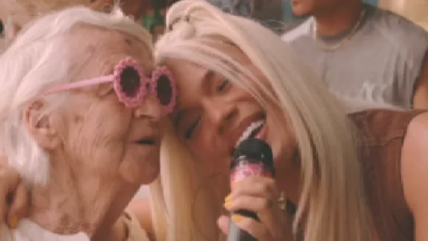 Karol G invitó a la abuelita influencer más famosa de Colombia a Republica Dominicana