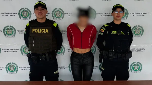 Cayó un extranjero vestido de mujer cuando recibía el pago de una extorsión en Bogotá