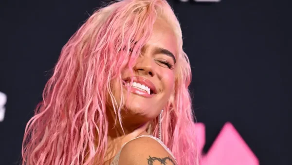 París vibró con Karol G: emotiva coreografía en la Torre Eiffel arrasó en redes