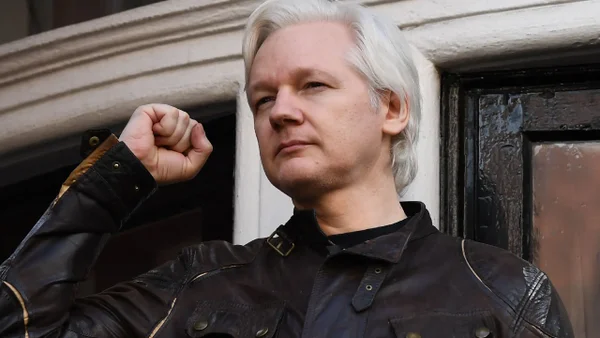 Julian Assange quedó en libertad y salió de Reino Unido, dice WikiLeaks