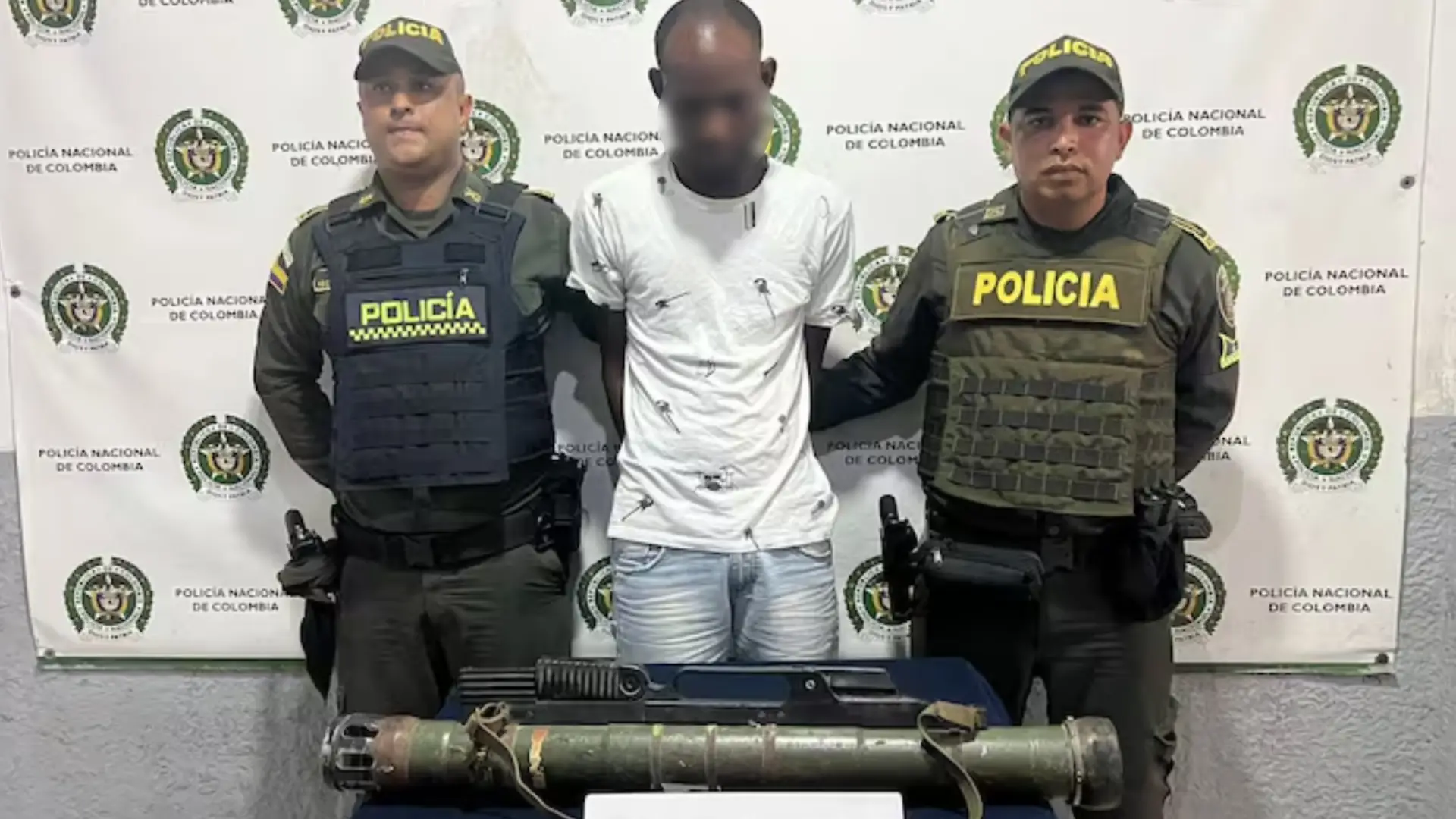 Hombre capturado con lanzacohetes.