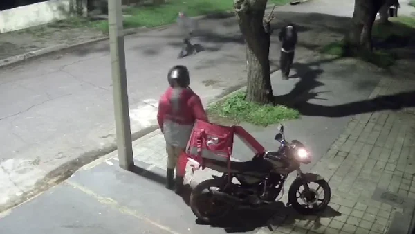 Domiciliario utilizó un machete para defenderse de intento de robo: impactante video viral Domiciliario utilizó un machete para defenderse de intento de robo: impactante video viral