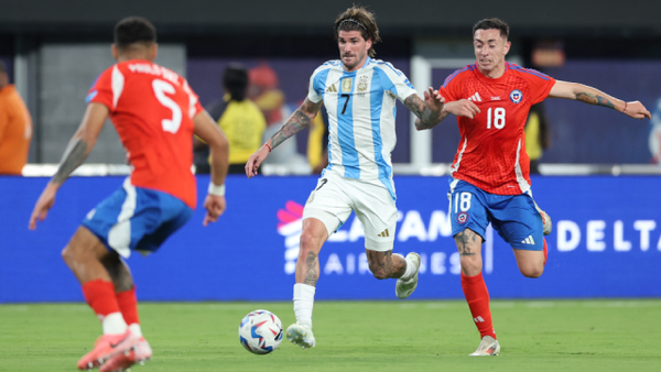 VIDEO | Argentina salió impune de posible penalti y expulsión vs. Chile en la Copa América 2024